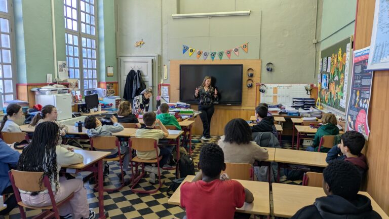 Arpentage du livre « Simon, le petit évadé – l&rsquo;enfant du 20ème convoi » avec des élèves de P5 et P6 de l&rsquo;Athénée Royal de Mons1