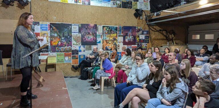 Un vif intérêt de toustes, des plus petit·es aux plus grand·es, pour la précarité menstruelle, à Tournai